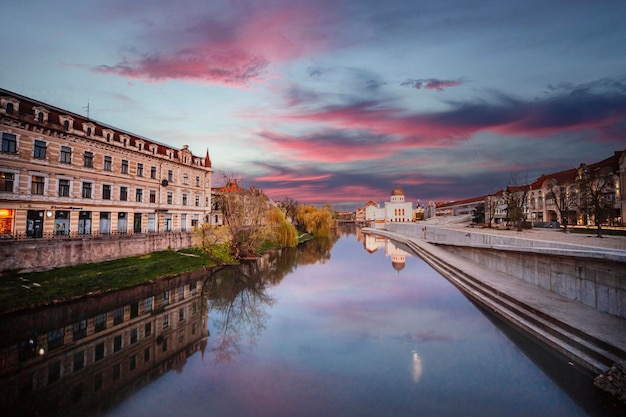 Foto oradea romênia com union square piata unirii a capital da art nouveau transilvânia ocidental na romênia cidade cultural histórica na europa