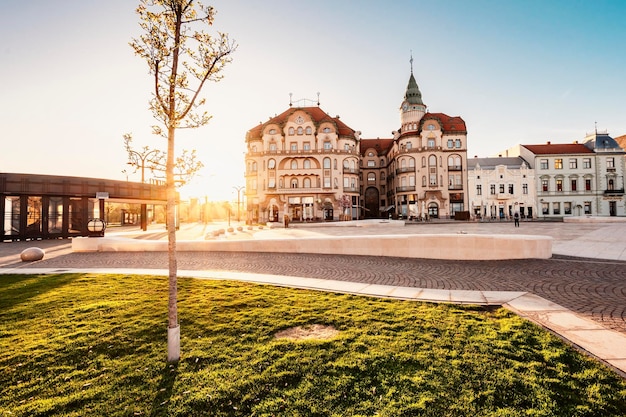 Oradea Romênia com Union Square Piata Unirii A Capital da Art Nouveau Transilvânia Ocidental na Romênia Cidade cultural histórica na Europa