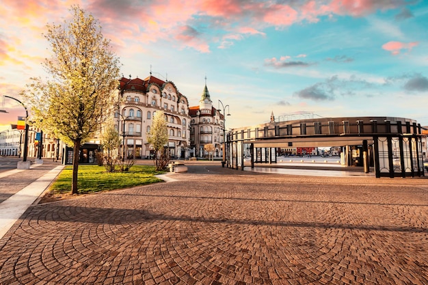 Oradea Romênia com Union Square Piata Unirii A Capital da Art Nouveau Transilvânia Ocidental na Romênia Cidade cultural histórica na Europa