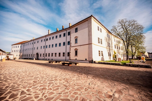 Oradea Rumania con Fortaleza también conocida como Nagyvarad y en el fondo Catedrala Episcopala invierea Domnului Transilvania Occidental en Rumania