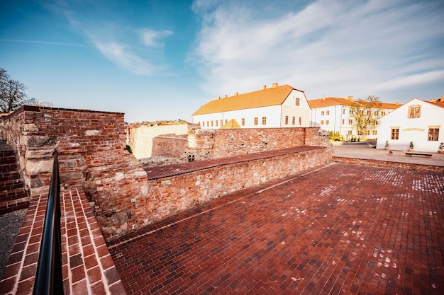 Oradea Rumania con Fortaleza también conocida como Nagyvarad y en el fondo Catedrala Episcopala invierea Domnului Transilvania Occidental en Rumania