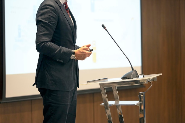 Orador en una conferencia de negocios o presentación corporativa