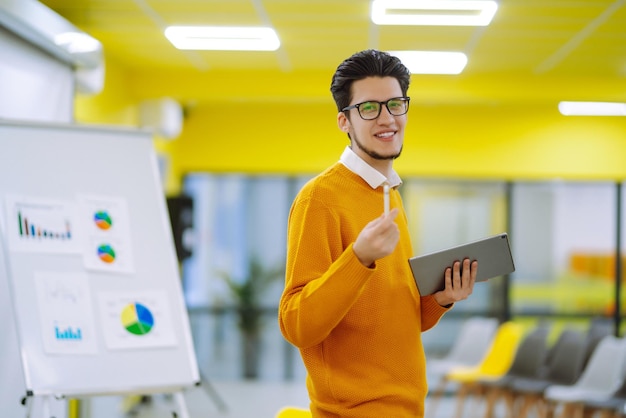 Orador de treinador de negócios masculino dando apresentação de flipchart