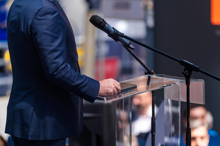 Foto orador do sexo masculino no palco