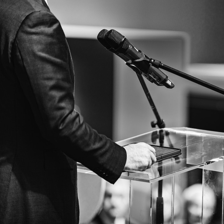 Foto orador do sexo masculino no palco