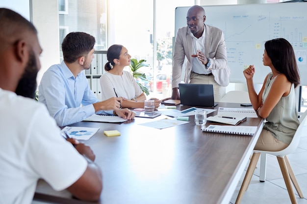 Orador de hombre negro y presentación de computadora portátil en la planificación de estrategias de reuniones de negocios y marketing digital sala de juntas de oficina global Mentor de gerente parlante y tecnología de liderazgo en capacitación de trabajo en equipo