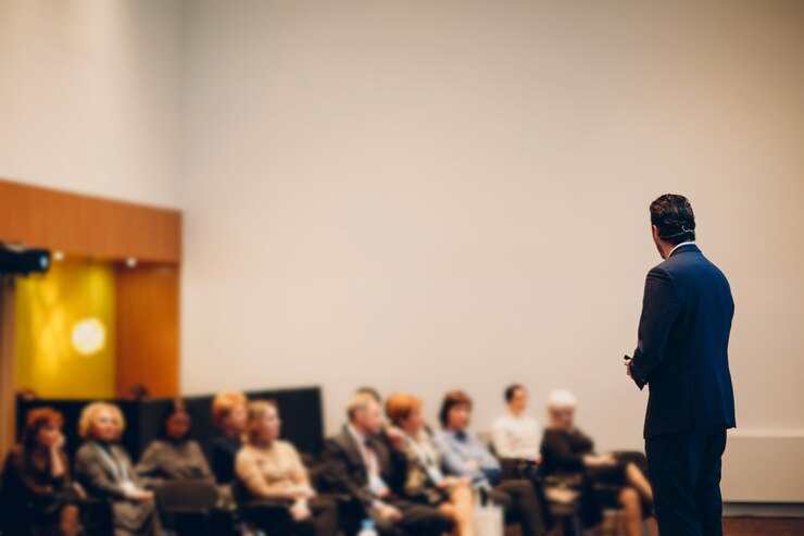 Orador no palco na conferência de negócios