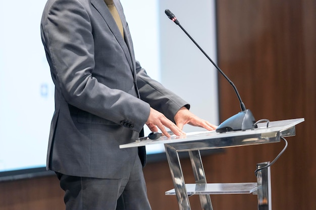 Foto orador público en una conferencia o presentación de negocios