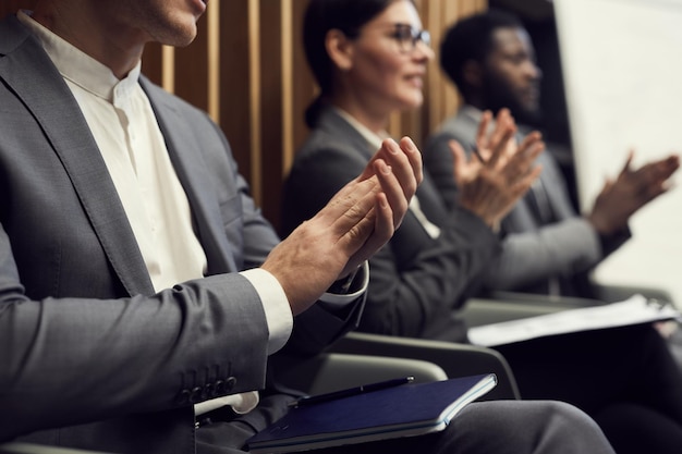 Orador que aplaude en la conferencia de negocios