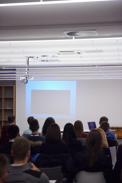 orador sobre la presentación de la conferencia de educación en el moderno interior de inicio