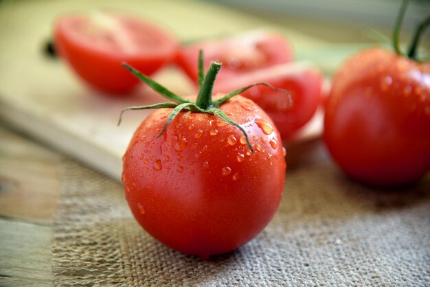 Oraganische frische Tomate auf hölzernem.