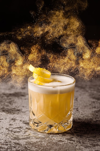 Orange alkoholischer Cocktail mit Zitrusfrüchten auf schwarzem Hintergrund