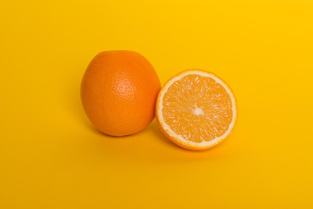 Orange auf gelbem Hintergrund Reife tropische Früchte