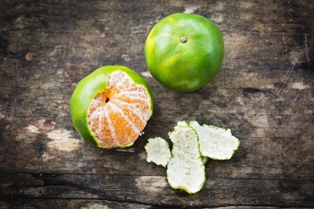 Foto orange auf hölzernem tabellen-schreibtisch-hintergrund