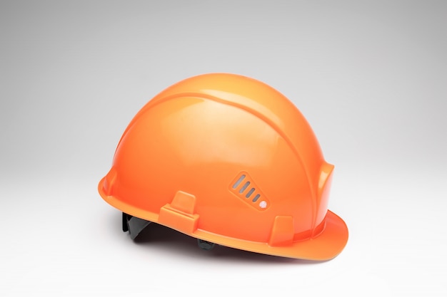 Orange Bauhelm. Das Konzept von Architektur, Bau, Ingenieurwesen, Design. Kopieren Sie Platz.