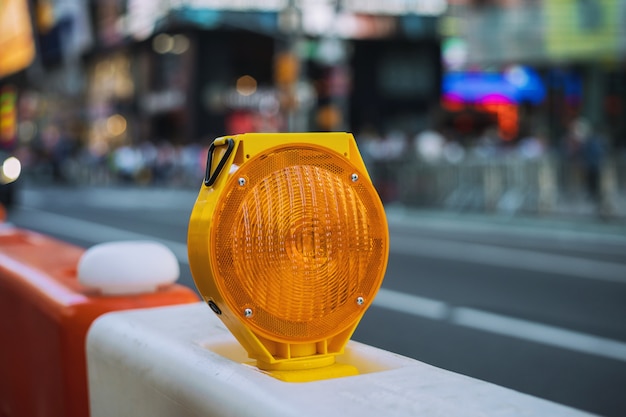 Orange Bauplatten und Blinklichter