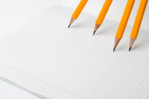 orange Bleistifte schließen oben und Notizbuch oder Aufbaubuch.