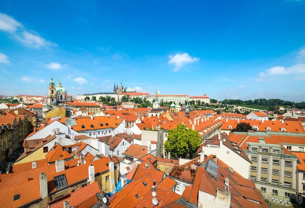 Orange Dächer von Prag, eine Luftaufnahme