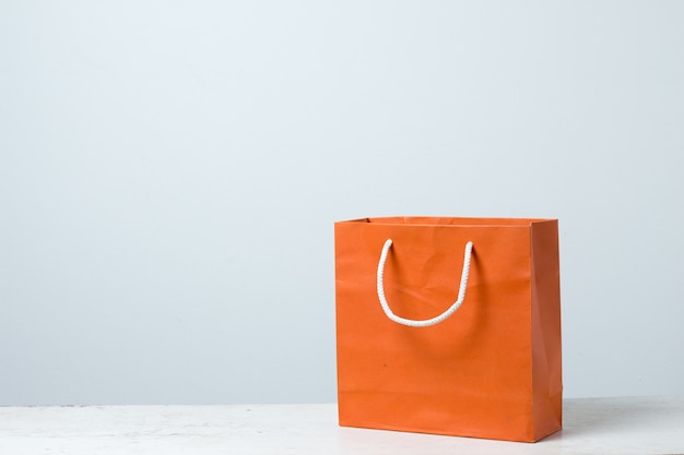 Orange Einkaufstasche auf Holztisch