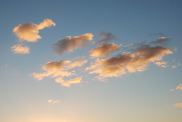 Orange flauschige Wolke in einem blauen Himmel