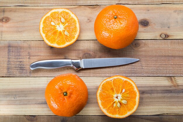 Orange Frucht auf Holztisch mit Messer