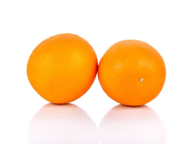 Orange Frucht auf weißem Hintergrund