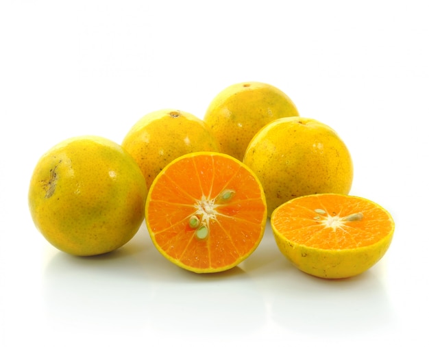 Orange Fruchtscheibe lokalisiert auf weißem Hintergrund.