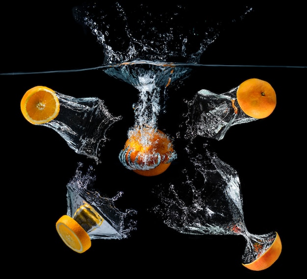 Orange Früchte der fallenden Scheibe des Wassers.