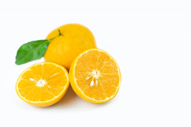 Orange Früchte mit Blatt auf getrenntem Weiß.