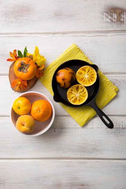 Foto orange-gelb-rote küchenutensilien und liefert gemüsekochzutaten