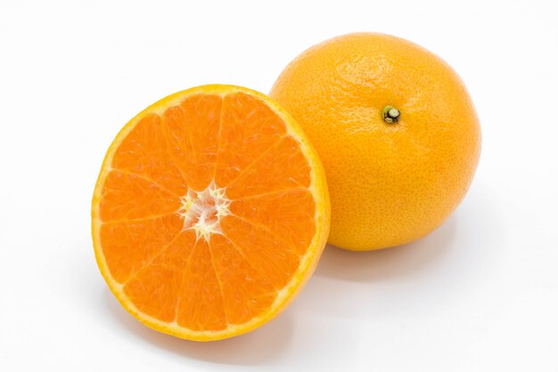 Orange getrennt auf weißem Hintergrund