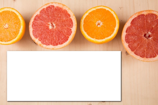 Orange Grapefruit auf hölzernem Hintergrund für Draufsicht des Menüs und leerer Einladungsrezeptraum des leeren Kartenpapiers für Text