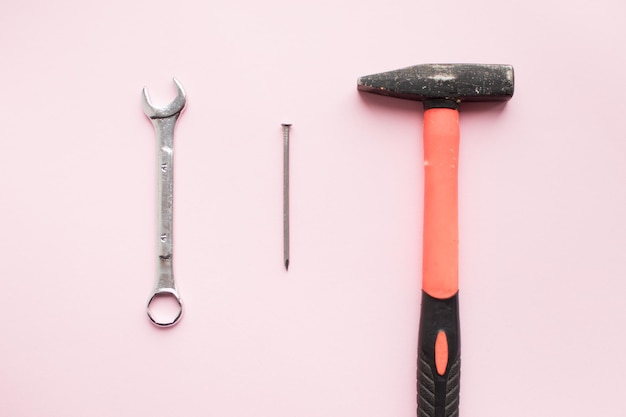 Foto orange hammer auf rosa hintergrund