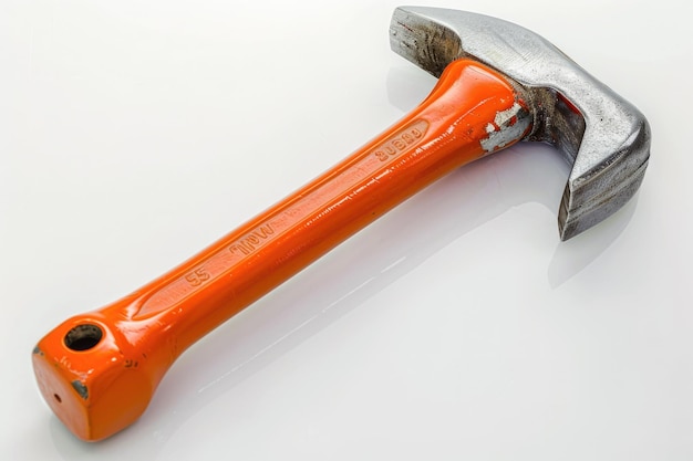 Foto orange hammer auf weißem hintergrund hammer