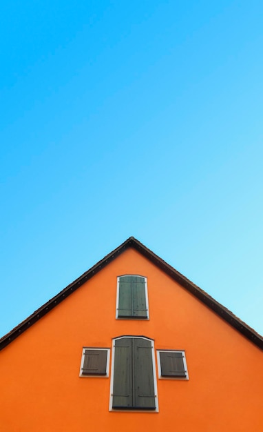 Orange Haus gegen blauen Himmel Haus mit orangefarbenen Wänden minimalistische deutsche Architektur