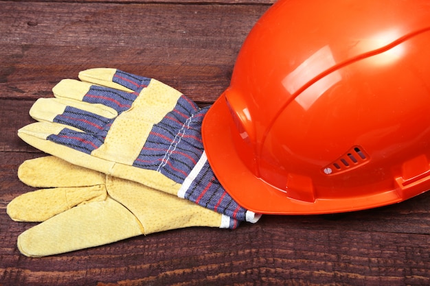 Orange Helm und Handschuhe für die Arbeit