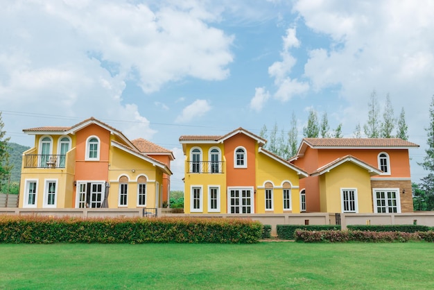 Orange home estilo toscano en khaoyai resort en nakhonratchasimavívidodía soleadohermoso cielo