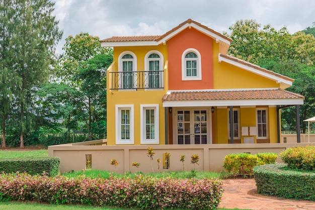 Orange home estilo toscano en khaoyai resort en nakhonratchasimavívidodía soleadohermoso cielo