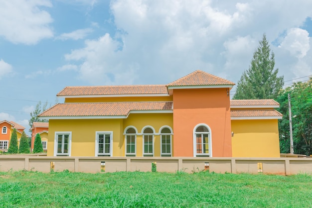 Orange home estilo toscano en khaoyai resort en nakhonratchasimavívidodía soleadohermoso cielo