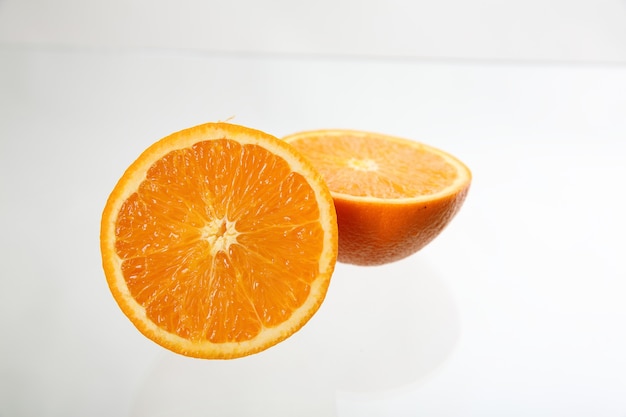 Orange isoliert auf weißem Hintergrund