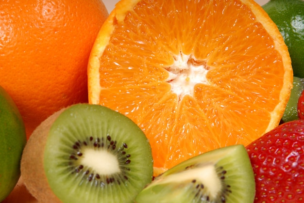 Orange, Kiwi und Erdbeeren