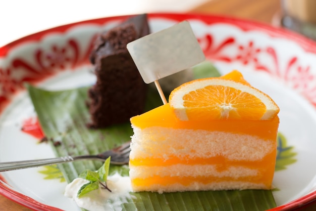 Orange Kuchen mit orange Belag.