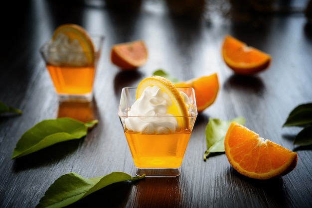 Orange Kuchen mit orange Scheibe auf der hölzernen Tabelle