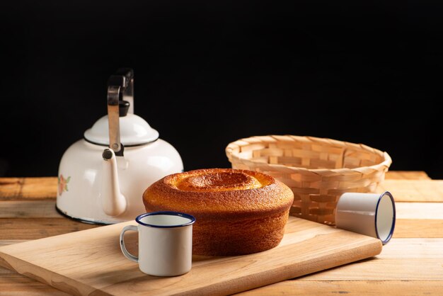 Orange Kuchen schöner orange Kuchen und Zubehör auf rustikaler Holzoberfläche dunkler Hintergrund selektiver Fokus