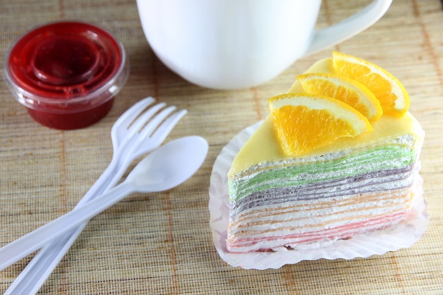 Orange Kuchen und Erdbeermarmelade.