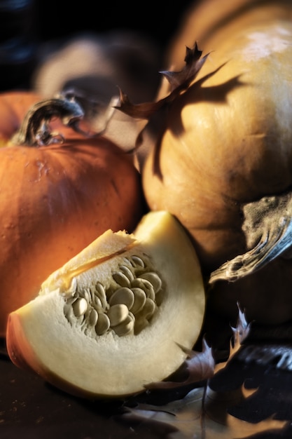 Orange Kürbisse auf dem Tisch, Herbststillleben