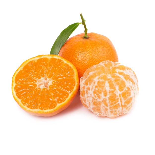 Orange Mandarine mit grünem Blatt lokalisiert auf weißer Wand