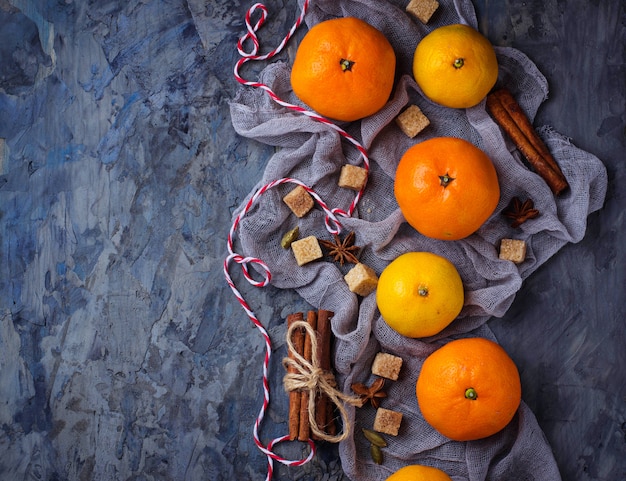 Orange Mandarinen und Weihnachtsgewürze. Selektiver Fokus