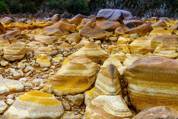 Orange Mineralformationen und Pfützen in Rio Tinto