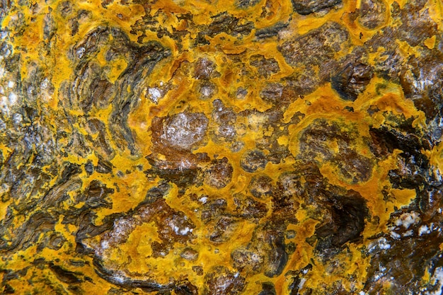 Orange Mineralformationen und Pfützen in Rio Tinto